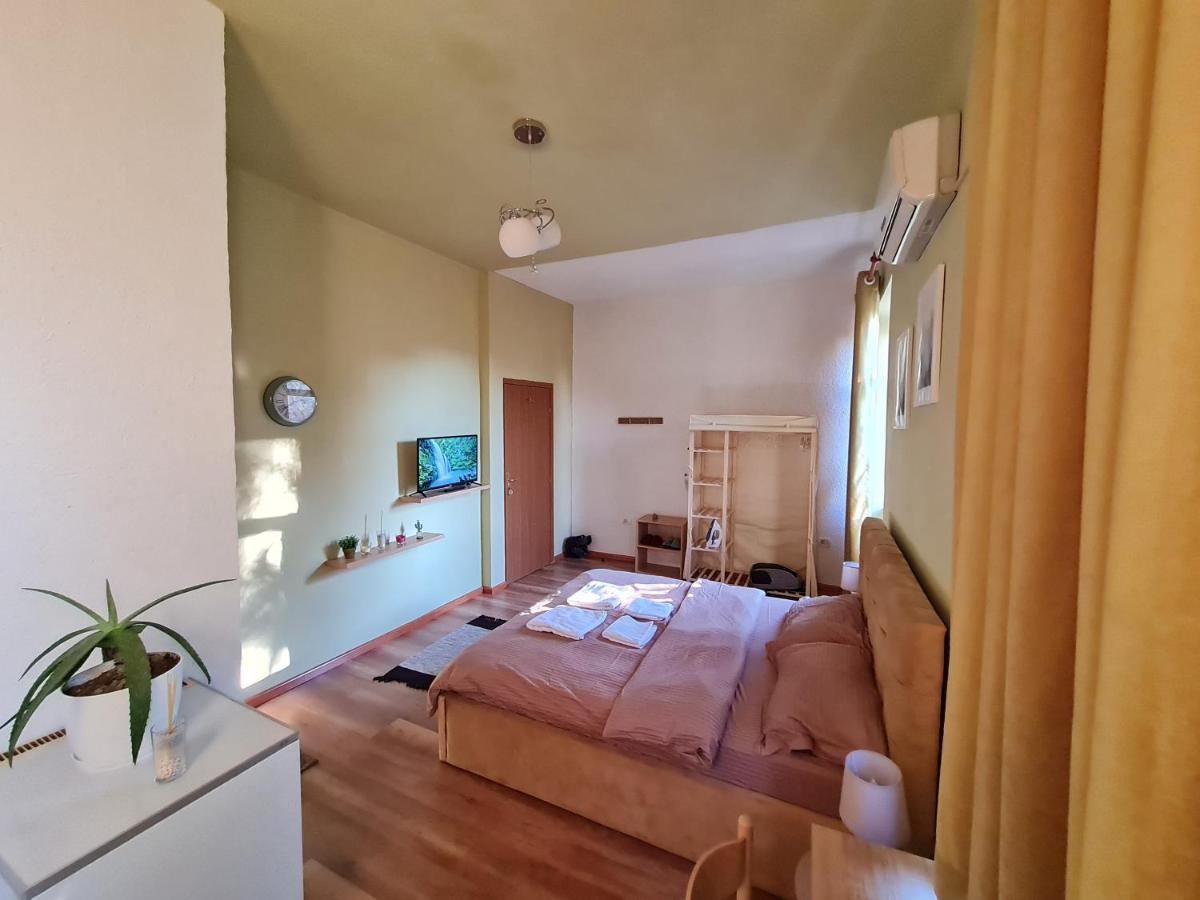 Ex-Block District Charming Studio Apartment With Treeish Sorrounding View! Tirana Bagian luar foto